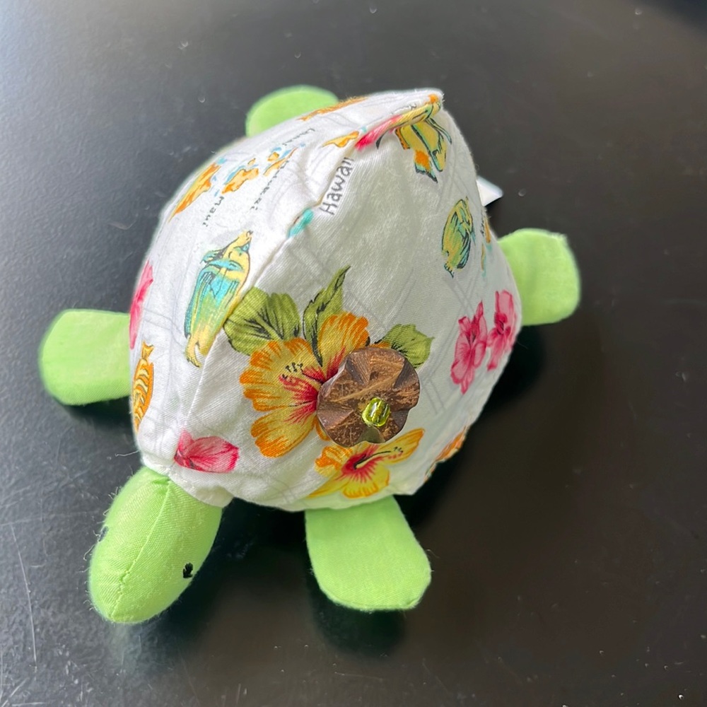 Hunu Turtle Pin Cushion. Hawaii Map Location Design